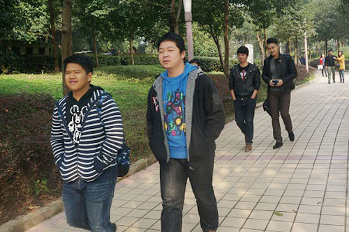 上学途中结伴而行 上学途中结伴而行