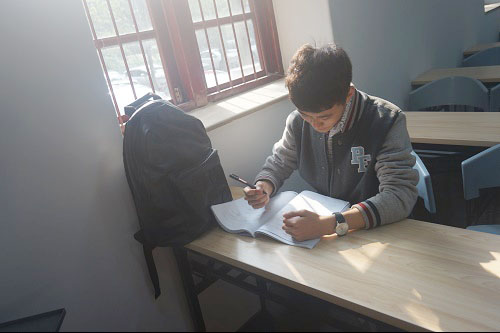 余同学在认真的做雅思阅读题 余同学在认真的做雅思阅读题