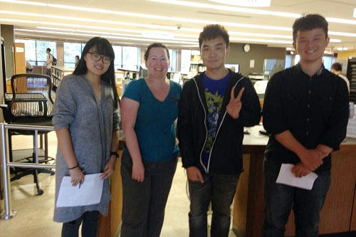 鲍同学(右一)在加拿大跟同学老师们合影 鲍同学(右一)在加拿大跟同学老师们合影