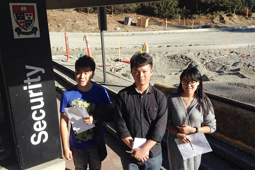 鲍同学(中)在加拿大学与同学合影 鲍同学(中)在加拿大学与同学合影