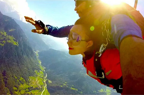 李同学在英国跟教练学跳伞 李同学在英国跟教练学跳伞