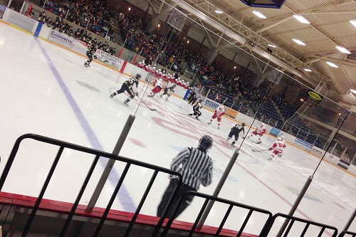 李同学在学校和同学们一起打冰球 李同学在学校和同学们一起打冰球