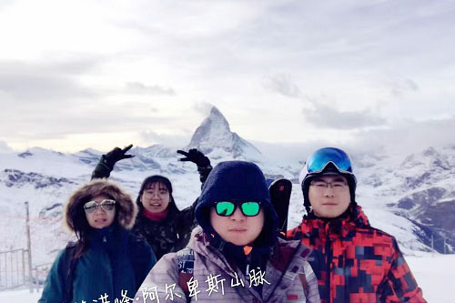 卢同学(后)在瑞士马特洪峰旅游 卢同学(后)在瑞士马特洪峰旅游