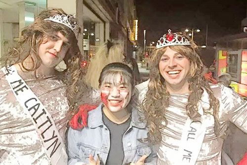 卢同学(中)在学校参加万圣节活动 卢同学(中)在学校参加万圣节活动