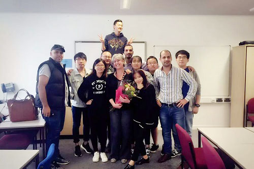 卢同学(前排左一)在英国普茨茅斯大学与同学合影 卢同学(前排左一)在英国普茨茅斯大学与同学合影