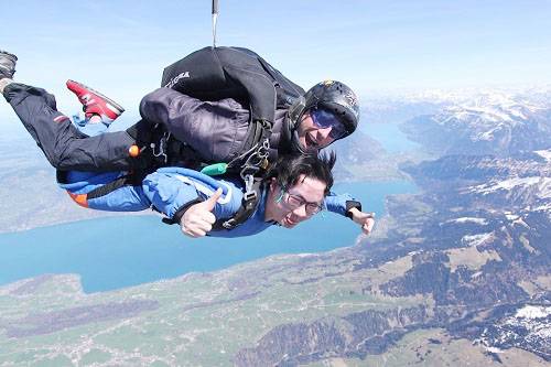 彭同学在英国跟着教练一起跳伞 彭同学在英国跟着教练一起跳伞