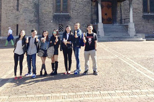 冉同学(左三)在荷兰与同学留影 冉同学(左三)在荷兰与同学留影