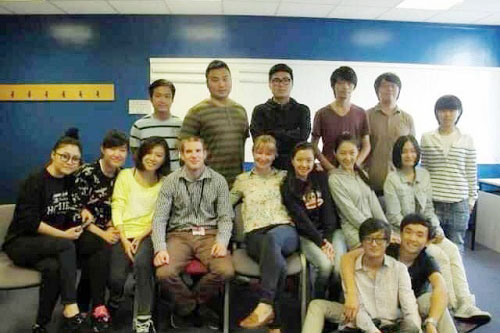 王同学(后排右二)在英国跟同学们一起学习 王同学(后排右二)在英国跟同学们一起学习