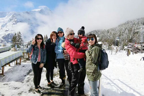 张同学(右一)在英国跟同学们一起滑雪 张同学(右一)在英国跟同学们一起滑雪