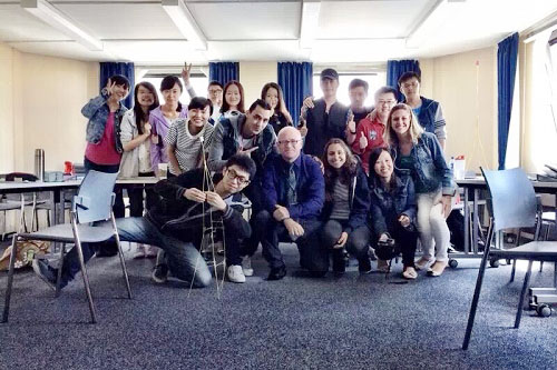 张同学(第二排左一)在英国与同学老师们上课合影 张同学(第二排左一)在英国与同学老师们上课合影